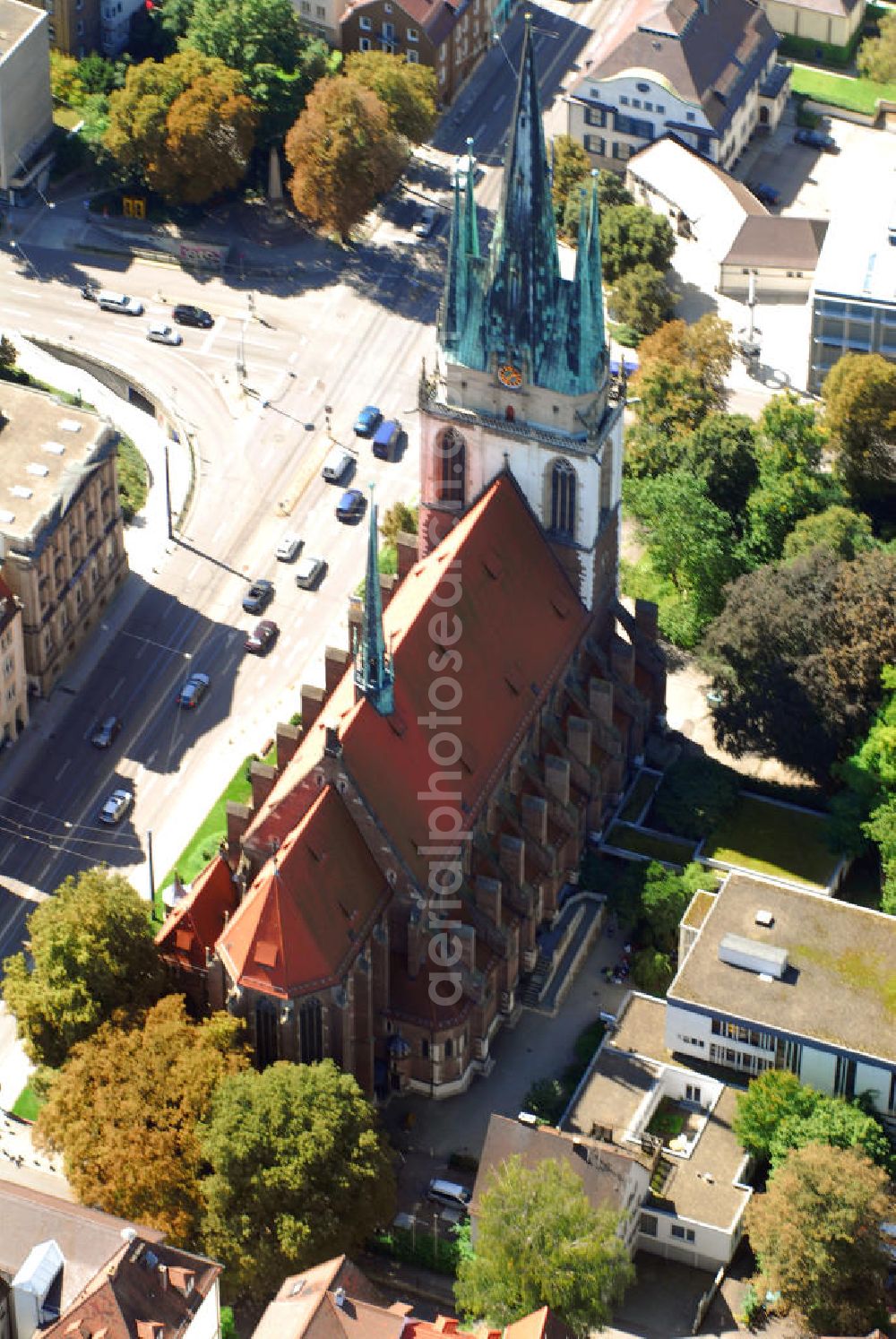 Ulm from the bird's eye view: Blick auf die St. Georgskirche in Ulm. Die St. Georgskirche ist die Pfarrkirche der Kirchengemeinde St. Georg in Ulm. Sie wurde als Garnisonskirche für die katholischen Soldaten von Ulm in den Jahren 1902 - 1904 erbaut. Baumeister der Kirche war Max Meckel (1847-1910). Bedeutende Kunstwerke der Spätgotik sind Vorbilder für das Bauwerk, die Skulpturen und die Malerei der Kirche. Die Georgskirche ist ein später Kirchenbau der Neugotik. Bei der Renovierung 1977-1995 wurde das gesamte Innen- und Außenbild der Kirche nahezu erhalten; sie wurde deshalb als Kulturdenkmal von besonderer Bedeutung in das Denkmalbuch eingetragen. Kontakt: Katholische Pfarrgemeinde St. Georg, Beethovenstr. 1, 89073 Ulm, Tel.: 0731-153870,