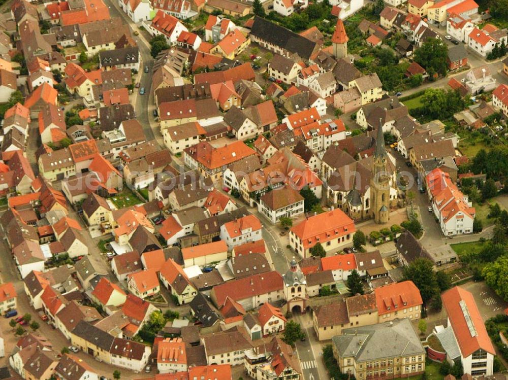 Aerial photograph Bruchsal - 27.08.2005 Bruchsal - Heidelsheim; Die alte kath. Kirche ist das Chorgebäude der alten Stadtkirche, die 1540 erbaut wurde. Bei den Zerstörungen, die Heidelsheim im Laufe der Jahrhunderte erfahren musste, war es immer wieder das Chorgebäude, das einigermaßen heil geblieben war. Deshalb kann gesagt werden, dass das alte Kirchlein in der Substanz tatsächlich Teil der 1540 erbauten Stadtkirche ist. Damit dürfte es wohl das älteste Gebäude Heidelsheims sein.