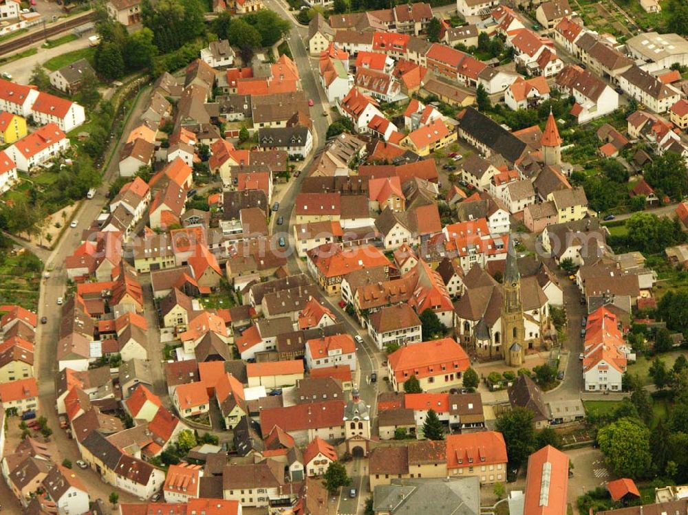 Bruchsal from above - 27.08.2005 Bruchsal - Heidelsheim; Die alte kath. Kirche ist das Chorgebäude der alten Stadtkirche, die 1540 erbaut wurde. Bei den Zerstörungen, die Heidelsheim im Laufe der Jahrhunderte erfahren musste, war es immer wieder das Chorgebäude, das einigermaßen heil geblieben war. Deshalb kann gesagt werden, dass das alte Kirchlein in der Substanz tatsächlich Teil der 1540 erbauten Stadtkirche ist. Damit dürfte es wohl das älteste Gebäude Heidelsheims sein.