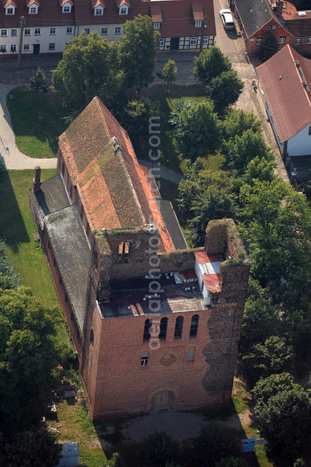 Sandau (Elbe) from the bird's eye view: Blick auf die Kirche Kirche St.Laurentius / St.Nicolaus in Sandau. Sie steht an der Straße der Romanik. Die Straße der Romanik verbindet die Dome, Burgen, Klöster und Kirchen die in der Zeit vom 10. bis Mitte des 13. Jahrhundert entstanden, und somit ein Zeichen der Christianisierung sind.