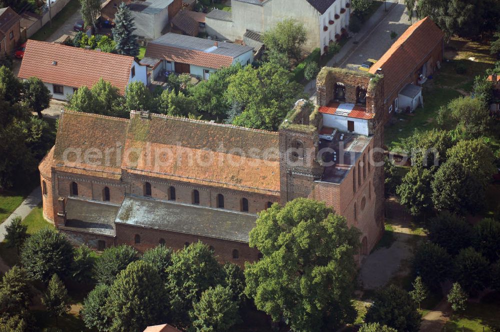 Sandau (Elbe) from the bird's eye view: Blick auf die Kirche Kirche St.Laurentius / St.Nicolaus in Sandau. Sie steht an der Straße der Romanik. Die Straße der Romanik verbindet die Dome, Burgen, Klöster und Kirchen die in der Zeit vom 10. bis Mitte des 13. Jahrhundert entstanden, und somit ein Zeichen der Christianisierung sind.