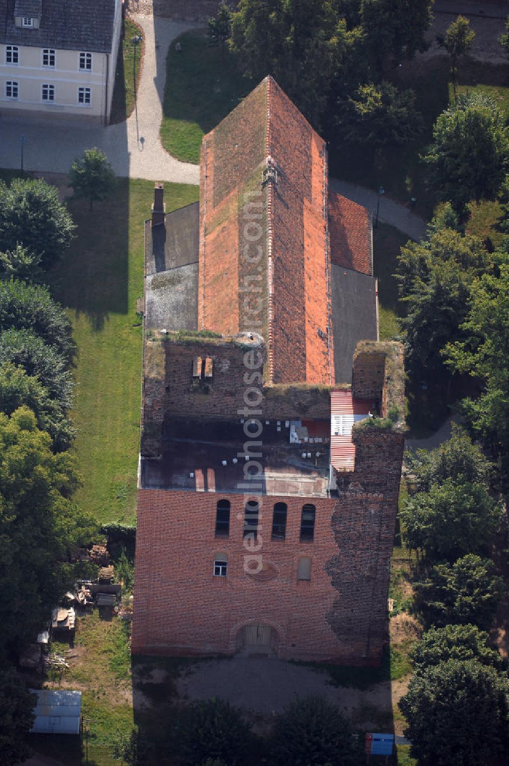 Aerial image Sandau (Elbe) - Blick auf die Kirche Kirche St.Laurentius / St.Nicolaus in Sandau. Sie steht an der Straße der Romanik. Die Straße der Romanik verbindet die Dome, Burgen, Klöster und Kirchen die in der Zeit vom 10. bis Mitte des 13. Jahrhundert entstanden, und somit ein Zeichen der Christianisierung sind.