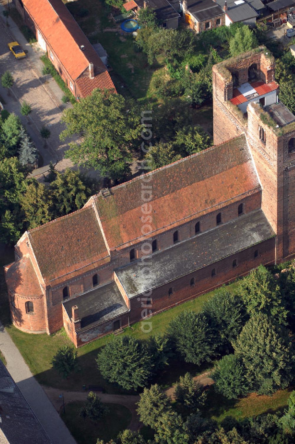 Aerial photograph Sandau (Elbe) - Blick auf die Kirche Kirche St.Laurentius / St.Nicolaus in Sandau. Sie steht an der Straße der Romanik. Die Straße der Romanik verbindet die Dome, Burgen, Klöster und Kirchen die in der Zeit vom 10. bis Mitte des 13. Jahrhundert entstanden, und somit ein Zeichen der Christianisierung sind.