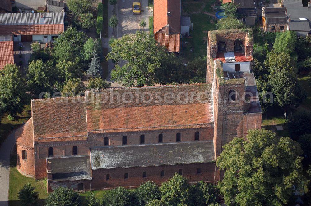 Sandau (Elbe) from above - Blick auf die Kirche Kirche St.Laurentius / St.Nicolaus in Sandau. Sie steht an der Straße der Romanik. Die Straße der Romanik verbindet die Dome, Burgen, Klöster und Kirchen die in der Zeit vom 10. bis Mitte des 13. Jahrhundert entstanden, und somit ein Zeichen der Christianisierung sind.