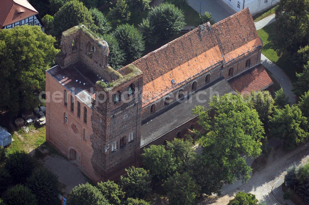 Aerial image Sandau (Elbe) - Blick auf die Kirche Kirche St.Laurentius / St.Nicolaus in Sandau. Sie steht an der Straße der Romanik. Die Straße der Romanik verbindet die Dome, Burgen, Klöster und Kirchen die in der Zeit vom 10. bis Mitte des 13. Jahrhundert entstanden, und somit ein Zeichen der Christianisierung sind.