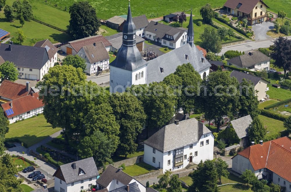 Aerial photograph Rüthen - Blick auf die Kirche des Ortes Rüthen in Nordrhein-Westfalen