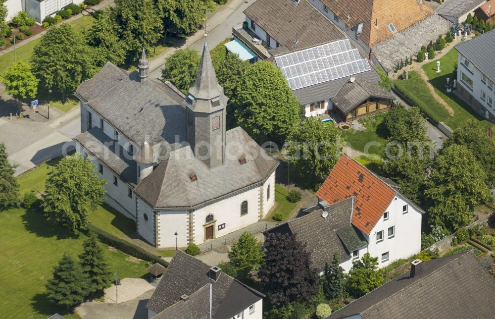 Rüthen from the bird's eye view: Blick auf die Kirche des Ortes Rüthen in Nordrhein-Westfalen