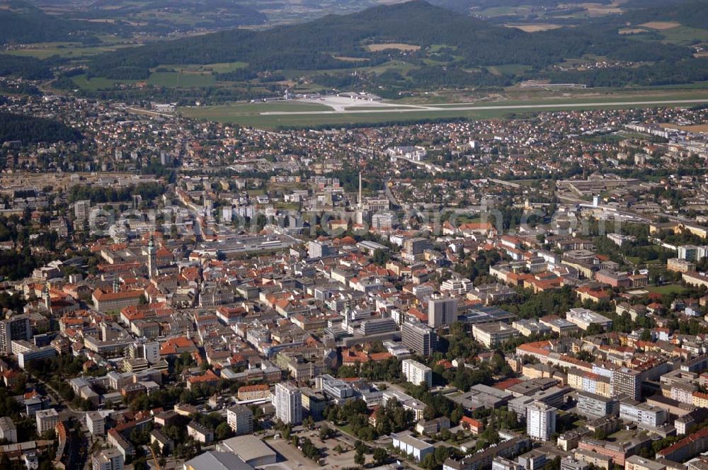 Klagenfurt from the bird's eye view: Klagenfurt, seit 3. Juli 2007 Klagenfurt am Wörthersee, ist die Landeshauptstadt des Bundeslandes Kärnten in Österreich. Links mittig ragt der Klagenfurter Dom heraus. Im Hintergrund ist der Flughafen von Klagenfurt zu sehen. Klagenfurt 2007/07/14 Klagenfurt, since July 3, 2007 Klagenfurt am Wörthersee, is the capital of the federal state of Carinthia (German Kärnten), in Austria. Near the left border of the picture is the Cathedral and in the background the airport.