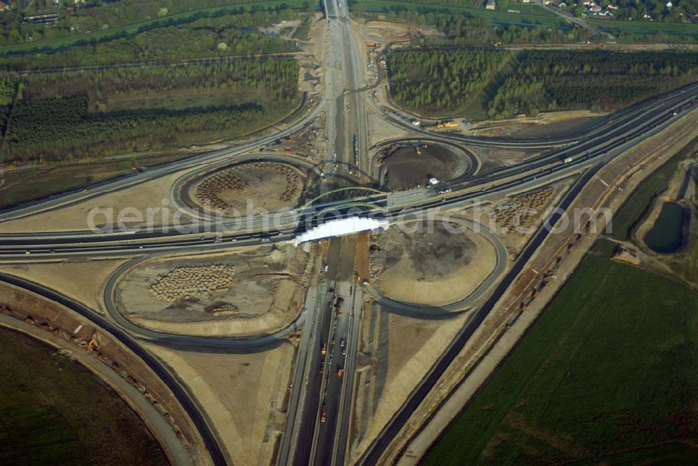 Markkleeberg from above - Markkleeberg,04.05.2006,Blick auf die Kleeblatt-Baustelle der A 38 bei Markkleeberg an der Anschlußstelle zur Bundesstraße 2 südlich von Leipzig. Die A 38, die die A 7 bei Göttingen (Niedersachsen) mit der A 9 bei Halle (Sachsen-Anhalt) verbinden soll, gehört zu den wichtigsten Verkehrsprojekten im Bundesverkehrswegeplan. Bei Leipzig wird die Strecke als Südring geführt.