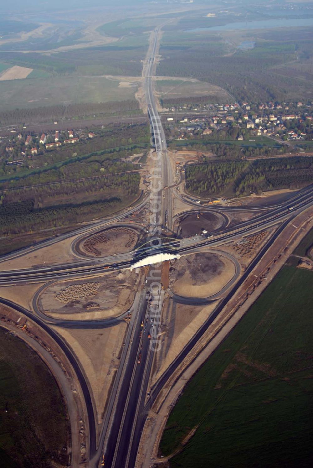 Aerial photograph Markkleeberg - Markkleeberg,04.05.2006,Blick auf die Kleeblatt-Baustelle der A 38 bei Markkleeberg an der Anschlußstelle zur Bundesstraße 2 südlich von Leipzig. Die A 38, die die A 7 bei Göttingen (Niedersachsen) mit der A 9 bei Halle (Sachsen-Anhalt) verbinden soll, gehört zu den wichtigsten Verkehrsprojekten im Bundesverkehrswegeplan. Bei Leipzig wird die Strecke als Südring geführt.