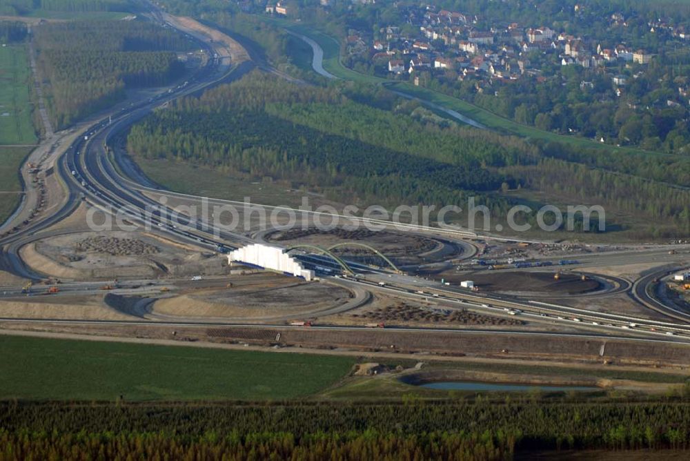 Markkleeberg from above - Markkleeberg,04.05.2006,Blick auf die Kleeblatt-Baustelle der A 38 bei Markkleeberg an der Anschlußstelle zur Bundesstraße 2 südlich von Leipzig. Die A 38, die die A 7 bei Göttingen (Niedersachsen) mit der A 9 bei Halle (Sachsen-Anhalt) verbinden soll, gehört zu den wichtigsten Verkehrsprojekten im Bundesverkehrswegeplan. Bei Leipzig wird die Strecke als Südring geführt.