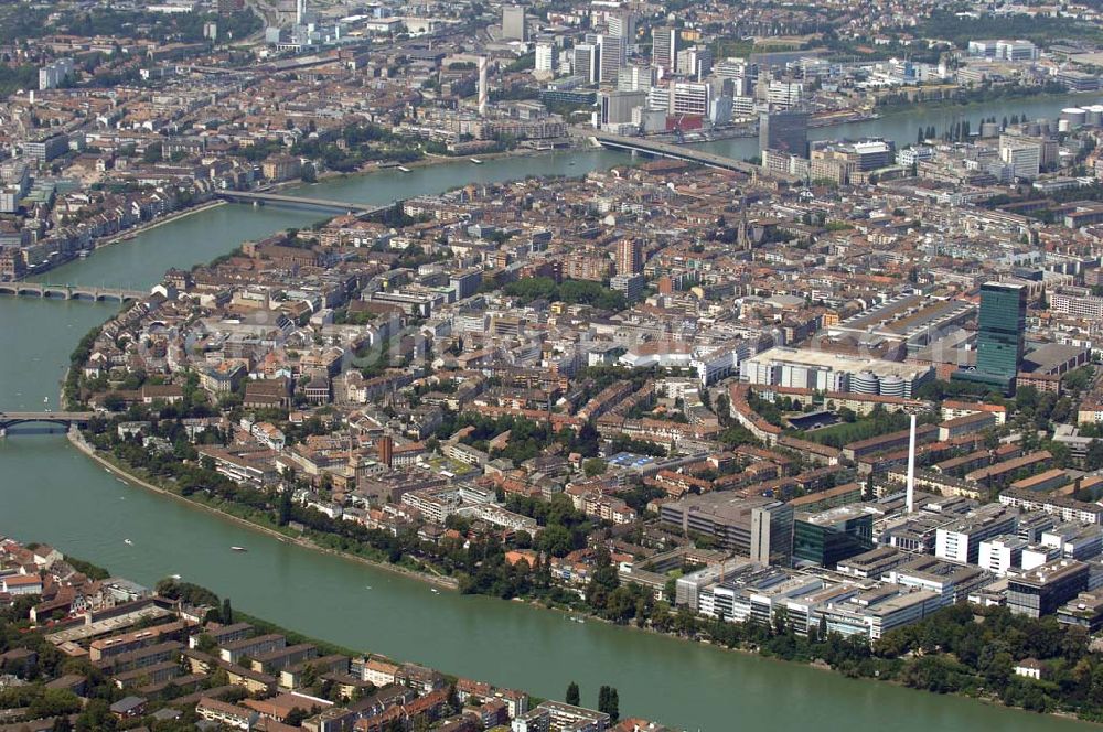 Basel from the bird's eye view: Kleinbasel ist der rechtsrheinische Teil der im Nordwesten der Schweiz gelegenen Stadt Basel. Der 105 Meter hohe Messeturm am Messeplatz (vorne rechts im Bild) ist ein neues Wahrzeichen der Stadt Basel. Auf dem Bild sind die Rheinbrücken Wettsteinbrücke, Mittlere Rheinbrücke, Johanniterbrücke und Dreirosenbrücke zu sehen.