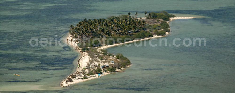 Aerial photograph Alaminos - Blick auf eine kleine Insel bei Santiago Island. Aufgrund des weißen Strandes ist die Region von Mabini im Golf von Lingayen sehr beliebt bei Touristen. View of a small island near Santiago Island. Because of the white beaches of the region in the Gulf of Lingayen Mabini is very popular with tourists.