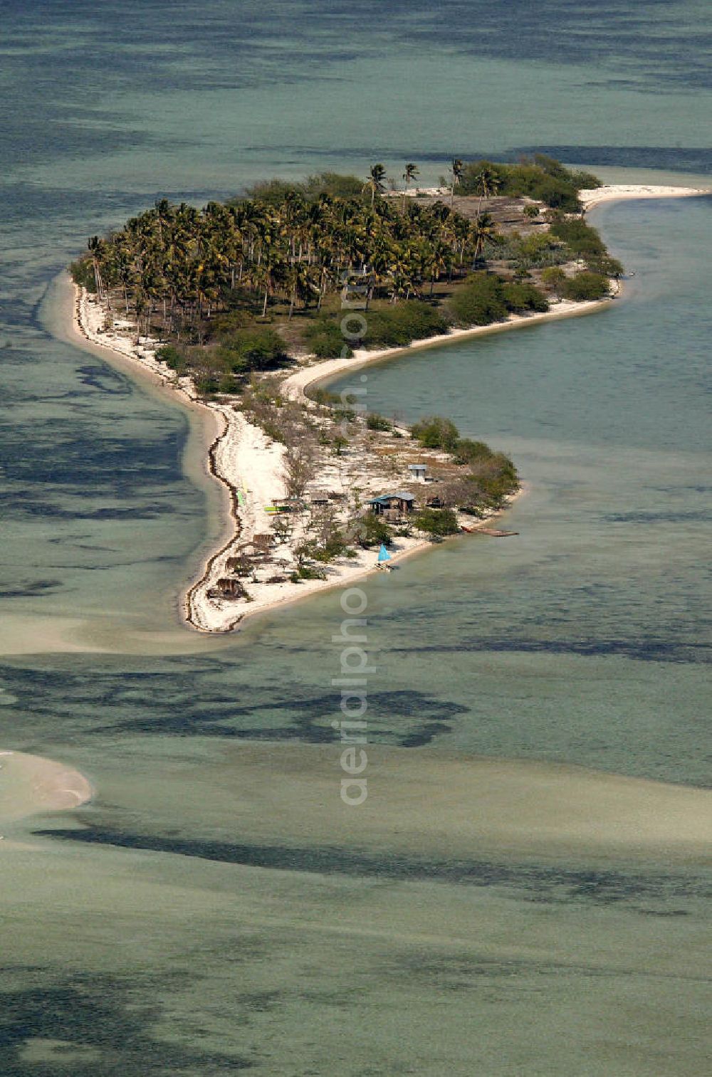 Alaminos from above - Blick auf eine kleine Insel bei Santiago Island. Aufgrund des weißen Strandes ist die Region von Mabini im Golf von Lingayen sehr beliebt bei Touristen. View of a small island near Santiago Island. Because of the white beaches of the region in the Gulf of Lingayen Mabini is very popular with tourists.