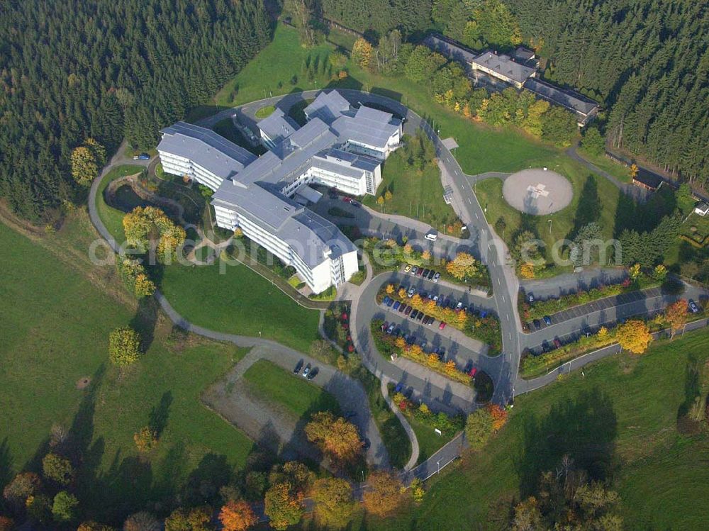 Aerial image Adorf ( Sachsen ) - Klinikneubau östlich von Adorf.Bis 2006 soll ein behindertengerechter patienten- und besucherfreundlicher Eingangsbereich entstehen.Ebenfalls sind eine Umgestaltung des Parks und eventuell ein Ersatzneubau, Umbau oder eine Sanierung des Neurologiegebäudes geplant. Klinik Paracelsus-Klinik Adorf GmbH Hausanschrift Sorger Str. 51; D-08626 Adorf; Telefon 037423 / 79-0; Fax 037423 / 79-199;