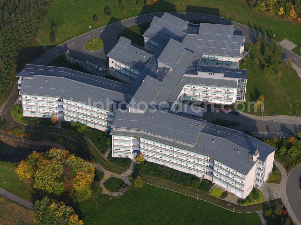 Adorf ( Sachsen ) from above - Klinikneubau östlich von Adorf.Bis 2006 soll ein behindertengerechter patienten- und besucherfreundlicher Eingangsbereich entstehen.Ebenfalls sind eine Umgestaltung des Parks und eventuell ein Ersatzneubau, Umbau oder eine Sanierung des Neurologiegebäudes geplant. Klinik Paracelsus-Klinik Adorf GmbH Hausanschrift Sorger Str. 51; D-08626 Adorf; Telefon 037423 / 79-0; Fax 037423 / 79-199;