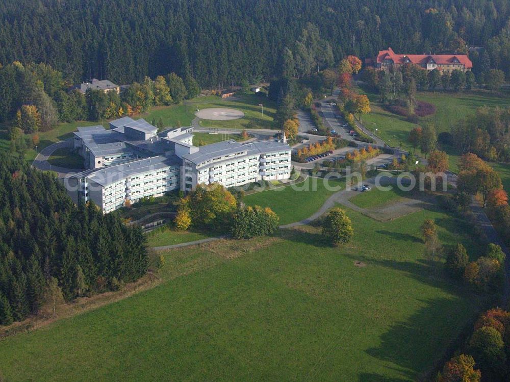 Adorf ( Sachsen ) from above - Klinikneubau östlich von Adorf.Bis 2006 soll ein behindertengerechter patienten- und besucherfreundlicher Eingangsbereich entstehen.Ebenfalls sind eine Umgestaltung des Parks und eventuell ein Ersatzneubau, Umbau oder eine Sanierung des Neurologiegebäudes geplant. Klinik Paracelsus-Klinik Adorf GmbH Hausanschrift Sorger Str. 51; D-08626 Adorf; Telefon 037423 / 79-0; Fax 037423 / 79-199;