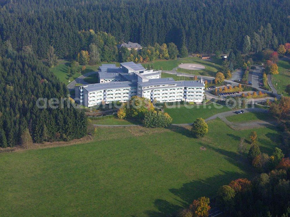 Adorf ( Sachsen ) from the bird's eye view: Klinikneubau östlich von Adorf.Bis 2006 soll ein behindertengerechter patienten- und besucherfreundlicher Eingangsbereich entstehen.Ebenfalls sind eine Umgestaltung des Parks und eventuell ein Ersatzneubau, Umbau oder eine Sanierung des Neurologiegebäudes geplant. Klinik Paracelsus-Klinik Adorf GmbH Hausanschrift Sorger Str. 51; D-08626 Adorf; Telefon 037423 / 79-0; Fax 037423 / 79-199;