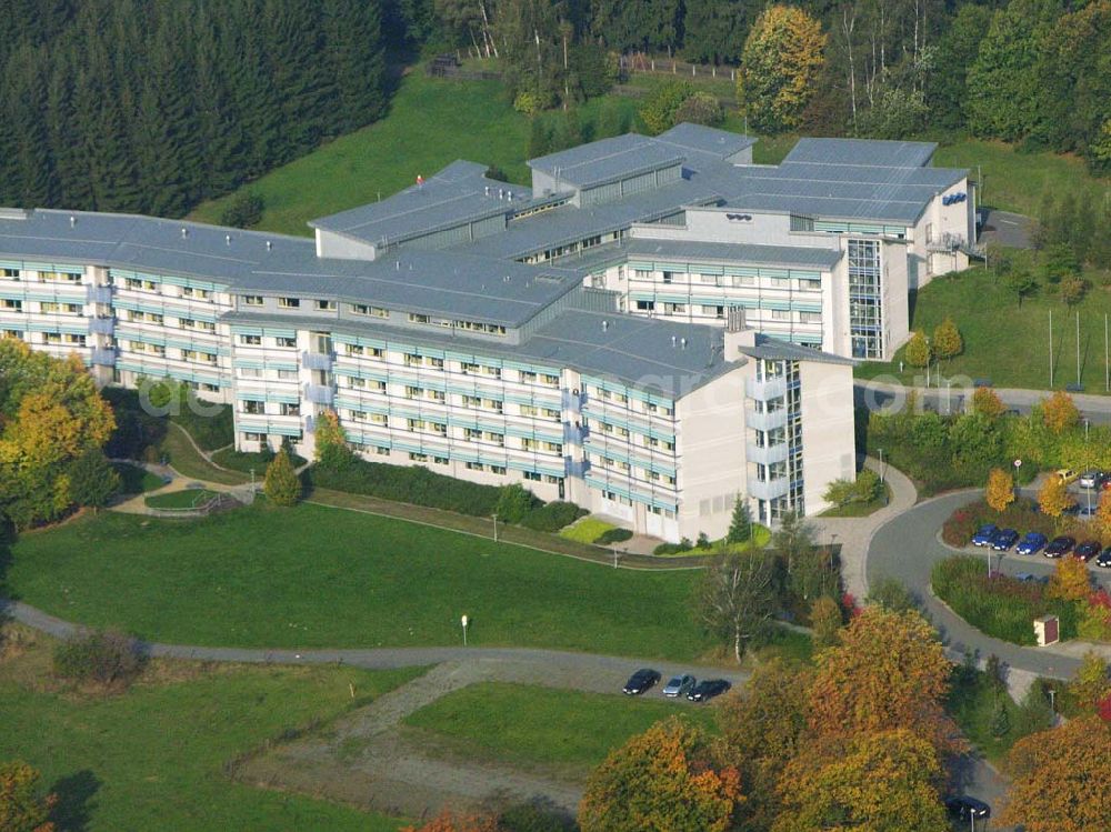 Adorf ( Sachsen ) from above - Klinikneubau östlich von Adorf.Bis 2006 soll ein behindertengerechter patienten- und besucherfreundlicher Eingangsbereich entstehen.Ebenfalls sind eine Umgestaltung des Parks und eventuell ein Ersatzneubau, Umbau oder eine Sanierung des Neurologiegebäudes geplant. Klinik Paracelsus-Klinik Adorf GmbH Hausanschrift Sorger Str. 51; D-08626 Adorf; Telefon 037423 / 79-0; Fax 037423 / 79-199;