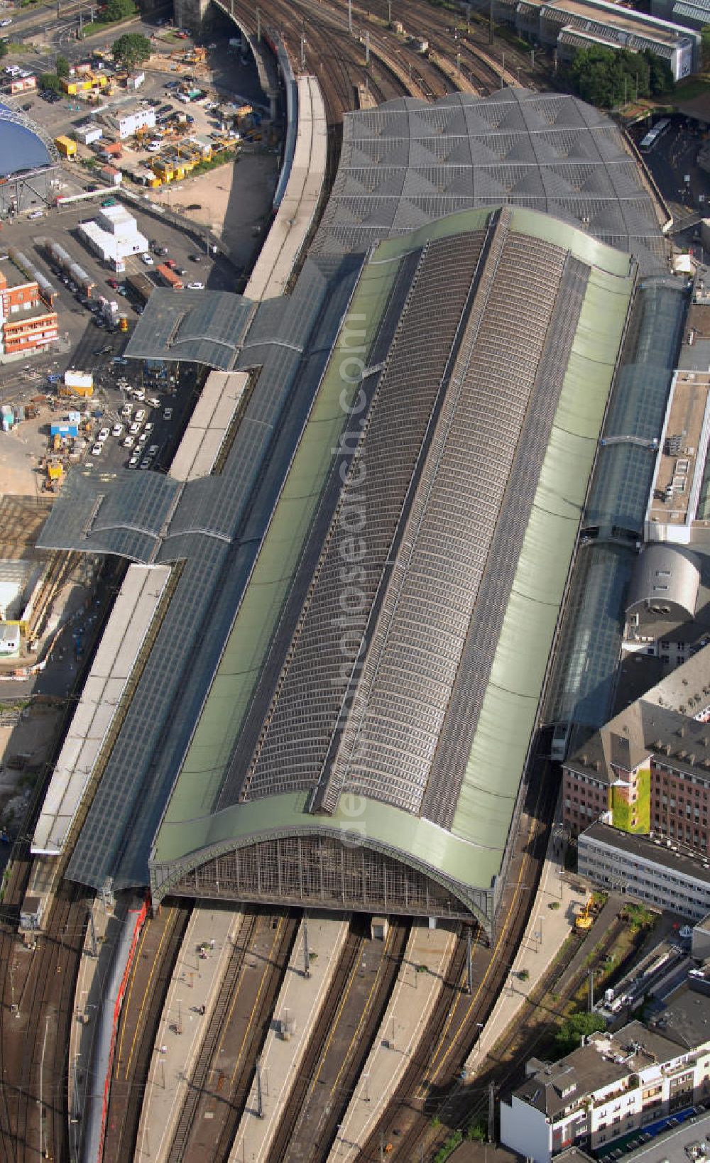 Aerial image Köln - Blick auf den Kölner Hauptbahnhof am Fuße des Kölner Doms im Stadtzentrum. Er gehört zu den verkehrsreichsten Bahnhöfen Deutschlands und ist wichtiger Knotenpunkt des deutschen Personenverkehrs. Der Kölner Hauptbahnhof ist ein Durchgangsbahnhof mit elf Gleisen, was für einen solchen Knotenbahnhof wie er es ist, verhältnismäßig klein ist. Um den täglich 250.000 Reisenden die Wartezeiten zu verkürzen, gibt es 71 Geschäfte und Restaurants in der Bahnhofshalle, sowie Schließfächer für das Gepäck oder auch Fahrrad-Stellplätze. Täglich fahren am Kölner Hauptbahnhof 243 Züge des Fernverkehrs und 521 Züge des Nahverkehrs, hinzu kommen 466 S-Bahnen am Tag.