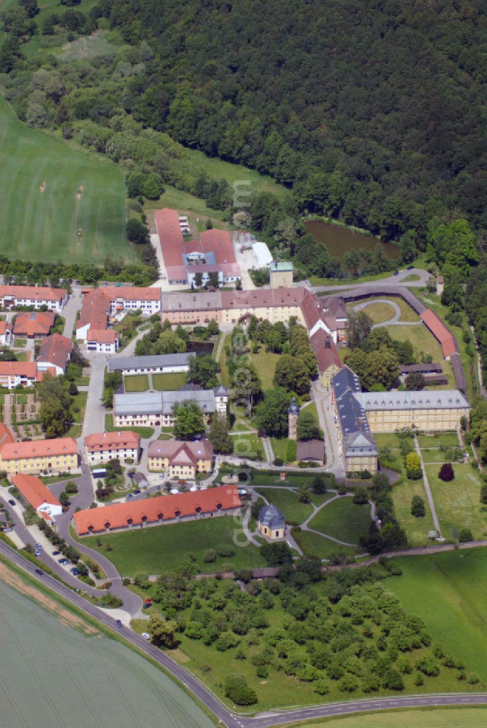 Münnerstadt from the bird's eye view: Blick auf das Klostergelände Bildhausen in Münnerstadt. Das Kloster wurde 1158 durch Hermann von Stahleck, Pfalzgraf bei Rhein gegründet und von Mönchen aus dem Kloster Ebrach besiedelt. 1897 zogen Schwestern der St. Josefskongregation aus Ursberg ein und errichteten 1929 eine Behinderteneinrichtung. Diese wird seit 1996 von der kirchlichen Stiftung Dominikus-Ringeisen-Werk weitergeführt. Kontakt: Maria Bildhausen, 97702 Münnerstadt, Tel.: (09766) 94 00 5 - 0, Fax: (09766) 94 00 5 - 11, email: info@bildhausen.de