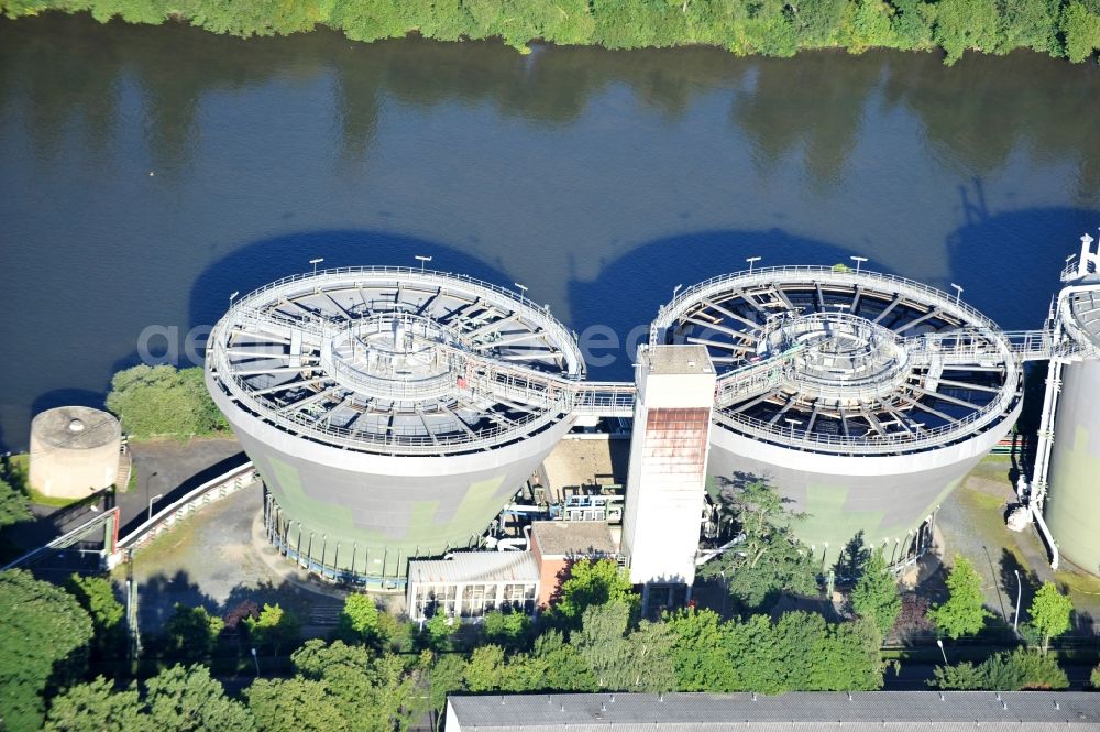 Aerial photograph Frankfurt am Main - View of the former sewage treatment plant of the Cassella AG, Frankfurt am Main in Hesse. The treatment plant was built in 1981 for sewage treatment in the 1798 founded chemical and pharmaceutical company, Cassella AG. It now houses the company AllessaChemie Ltd instead of Cassella AG