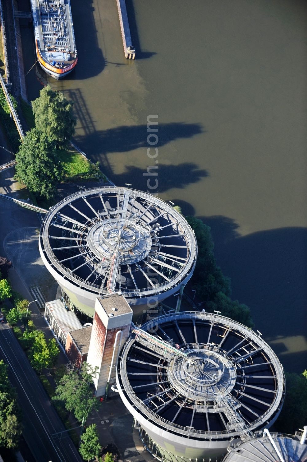 Frankfurt am Main from the bird's eye view: View of the former sewage treatment plant of the Cassella AG, Frankfurt am Main in Hesse. The treatment plant was built in 1981 for sewage treatment in the 1798 founded chemical and pharmaceutical company, Cassella AG. It now houses the company AllessaChemie Ltd instead of Cassella AG