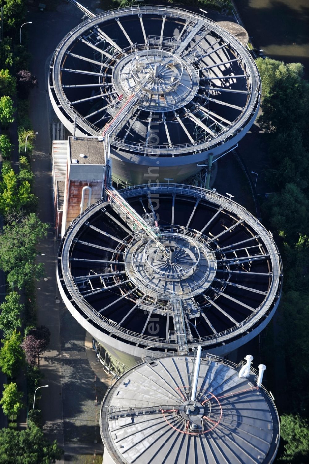 Aerial image Frankfurt am Main - View of the former sewage treatment plant of the Cassella AG, Frankfurt am Main in Hesse. The treatment plant was built in 1981 for sewage treatment in the 1798 founded chemical and pharmaceutical company, Cassella AG. It now houses the company AllessaChemie Ltd instead of Cassella AG