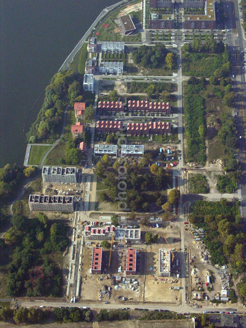 Berlin-Lichtenberg from the bird's eye view: Blick auf die Knabenhäuser Rummelsburger Bucht ;Nach nur vierzehn Monate dauernden Modernisierungs- und Instandsetzungsarbeiten kann in den Knabenhäusern wieder gewohnt werden. Telefon: 030.35 59 01-0;Telefax: 030.35 59 01-99;E-mail: zentrale@wasserstadt.de