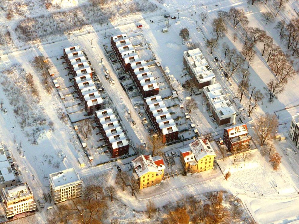 Aerial image Berlin - Rummelsburg - Blick auf die Knabenhäuser Rummelsburger Bucht ;Nach nur vierzehn Monate dauernden Modernisierungs- und Instandsetzungsarbeiten kann in den Knabenhäusern wieder gewohnt werden. Wo vor mehr als hundert Jahren die Knaben des Friedrichswaisenhauses ihre Schlafräume hatten, sind nun acht großzügige und hochwertige Wohnungen mit Balkon und Blick auf den Rummelsburger See entstanden.Telefon: 030.35 59 01-0;Telefax: 030.35 59 01-99;E-mail: brandhorst@wasserstadt.de