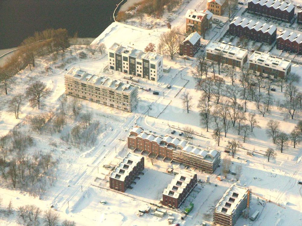 Berlin - Rummelsburg from above - Blick auf die Knabenhäuser Rummelsburger Bucht ;Nach nur vierzehn Monate dauernden Modernisierungs- und Instandsetzungsarbeiten kann in den Knabenhäusern wieder gewohnt werden. Wo vor mehr als hundert Jahren die Knaben des Friedrichswaisenhauses ihre Schlafräume hatten, sind nun acht großzügige und hochwertige Wohnungen mit Balkon und Blick auf den Rummelsburger See entstanden.Telefon: 030.35 59 01-0;Telefax: 030.35 59 01-99;E-mail: brandhorst@wasserstadt.de