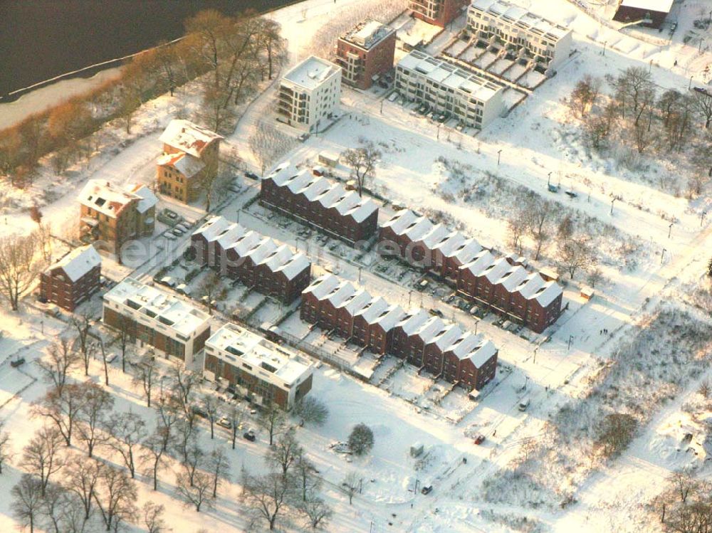 Berlin - Rummelsburg from the bird's eye view: Blick auf die Knabenhäuser Rummelsburger Bucht ;Nach nur vierzehn Monate dauernden Modernisierungs- und Instandsetzungsarbeiten kann in den Knabenhäusern wieder gewohnt werden. Wo vor mehr als hundert Jahren die Knaben des Friedrichswaisenhauses ihre Schlafräume hatten, sind nun acht großzügige und hochwertige Wohnungen mit Balkon und Blick auf den Rummelsburger See entstanden.Telefon: 030.35 59 01-0;Telefax: 030.35 59 01-99;E-mail: brandhorst@wasserstadt.de