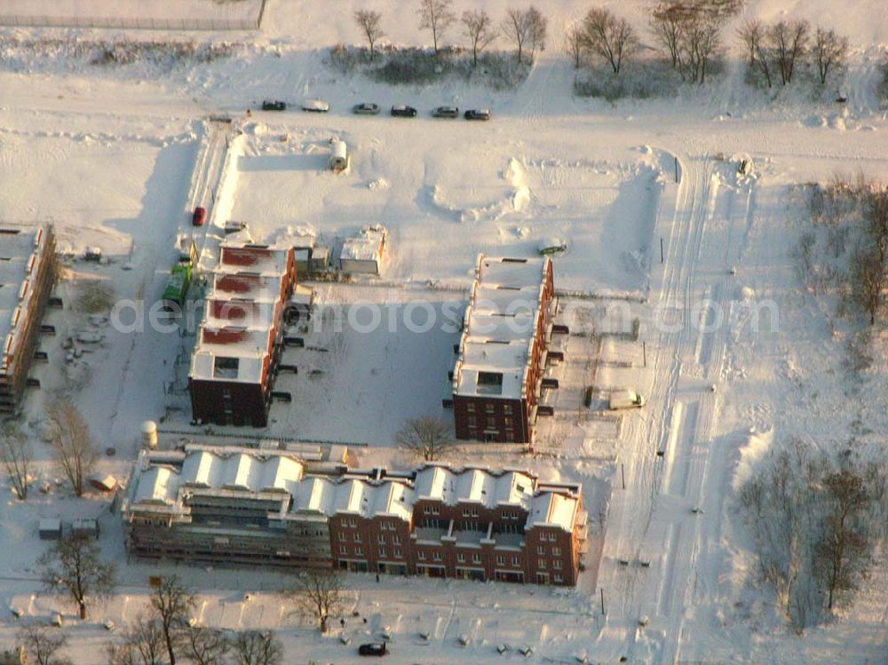 Berlin - Rummelsburg from the bird's eye view: Blick auf die Knabenhäuser Rummelsburger Bucht ;Nach nur vierzehn Monate dauernden Modernisierungs- und Instandsetzungsarbeiten kann in den Knabenhäusern wieder gewohnt werden. Wo vor mehr als hundert Jahren die Knaben des Friedrichswaisenhauses ihre Schlafräume hatten, sind nun acht großzügige und hochwertige Wohnungen mit Balkon und Blick auf den Rummelsburger See entstanden.Telefon: 030.35 59 01-0;Telefax: 030.35 59 01-99;E-mail: brandhorst@wasserstadt.de