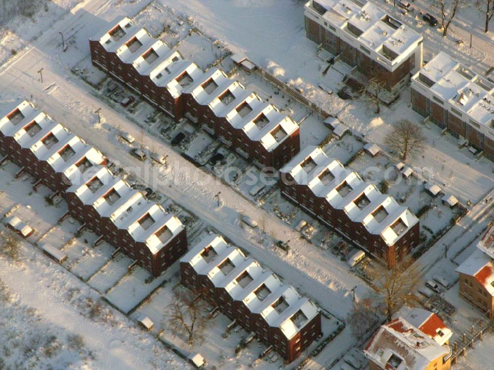 Aerial image Berlin - Rummelsburg - Blick auf die Knabenhäuser Rummelsburger Bucht ;Nach nur vierzehn Monate dauernden Modernisierungs- und Instandsetzungsarbeiten kann in den Knabenhäusern wieder gewohnt werden. Wo vor mehr als hundert Jahren die Knaben des Friedrichswaisenhauses ihre Schlafräume hatten, sind nun acht großzügige und hochwertige Wohnungen mit Balkon und Blick auf den Rummelsburger See entstanden.Telefon: 030.35 59 01-0;Telefax: 030.35 59 01-99;E-mail: brandhorst@wasserstadt.de