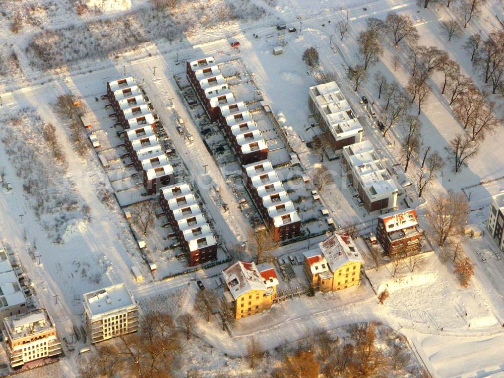 Aerial photograph Berlin - Rummelsburg - Blick auf die Knabenhäuser Rummelsburger Bucht ;Nach nur vierzehn Monate dauernden Modernisierungs- und Instandsetzungsarbeiten kann in den Knabenhäusern wieder gewohnt werden. Wo vor mehr als hundert Jahren die Knaben des Friedrichswaisenhauses ihre Schlafräume hatten, sind nun acht großzügige und hochwertige Wohnungen mit Balkon und Blick auf den Rummelsburger See entstanden.Telefon: 030.35 59 01-0;Telefax: 030.35 59 01-99;E-mail: brandhorst@wasserstadt.de