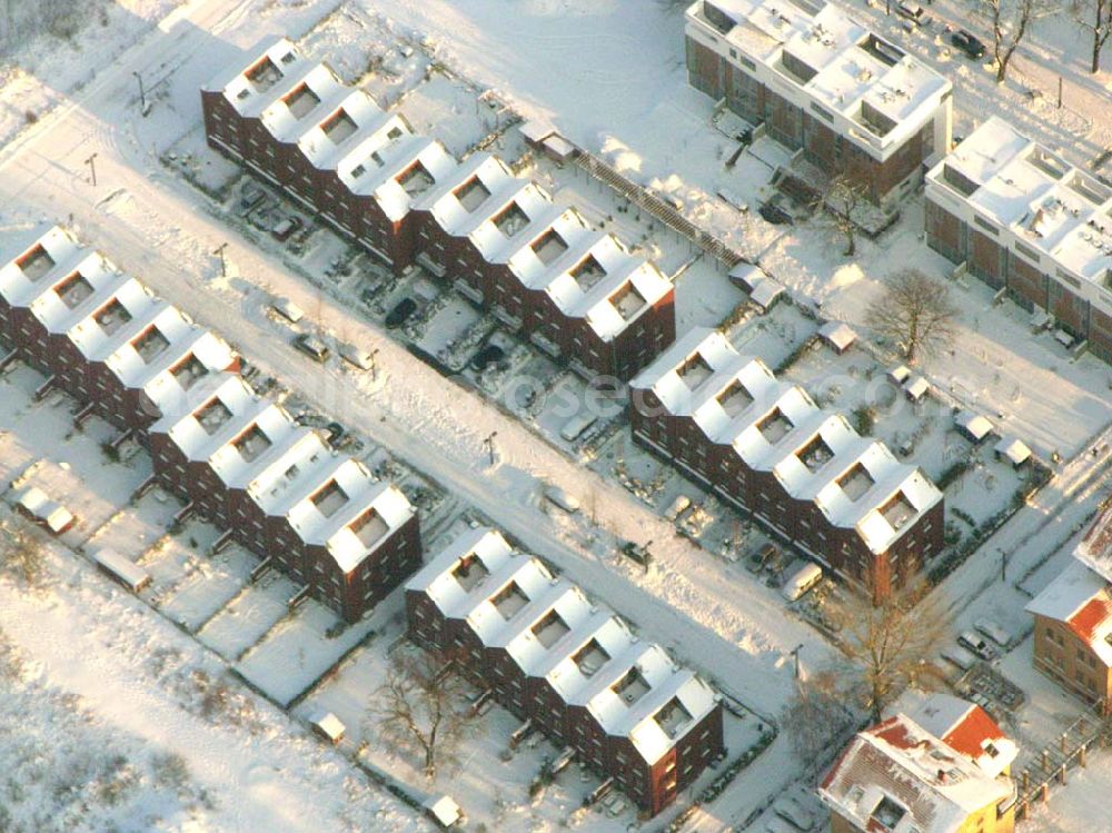 Aerial photograph Berlin - Rummelsburg - Blick auf die Knabenhäuser Rummelsburger Bucht ;Nach nur vierzehn Monate dauernden Modernisierungs- und Instandsetzungsarbeiten kann in den Knabenhäusern wieder gewohnt werden. Wo vor mehr als hundert Jahren die Knaben des Friedrichswaisenhauses ihre Schlafräume hatten, sind nun acht großzügige und hochwertige Wohnungen mit Balkon und Blick auf den Rummelsburger See entstanden.Telefon: 030.35 59 01-0;Telefax: 030.35 59 01-99;E-mail: brandhorst@wasserstadt.de