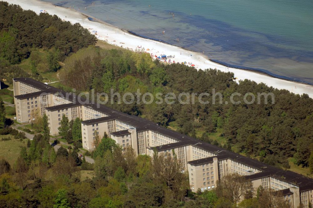 Ostseebad Prora from above - Blick auf den „Koloss von Prora“ die 18m-Modellanlage KdF-Seebad Prora. Am 2. Mai 1936 fand die Grundsteinlegung des 1. von insgesamt 5 an der Nord und Ostseeküste geplanten Seebäder der 20.000 in Pora auf Rügen statt. Im November 1936 begannen 9 Baukonzerne und 48 Baufirmen mit ca. 5000 Arbeiter die Bauausführung, im Oktober 1938 konnte bereits Richtfest für das erste 500 m lange Unterkunftshaus gefeiert werden. Mit Kriegsbeginn 1939 wurden die Arbeiten auf der riesigen Großbaustelle stillgelegt. Nach 1945 wurden Teile des rohbauferigen KdF - Seebades demontiert und Abschnitte des Nordflügels von sowjetischen Truppen gesprengt. In den 50er Jahren übernahm die NVA der DDR das riesige Areal und baute es zu einem Militärstandort aus, etwa 10000 Soldaten und Offiziere waren ständig bis zur Auflösung 1990 in Prora kaserniert. Heute sind in dem historischen Gebäudekomplex u.a. folgende Einrichtungen untergebracht: Dokumentationszentrum der Stiftung NEUE KULTUR, das Museum zum Anfassen, KulturKunststatt Prora und die Grafik-Galerie.