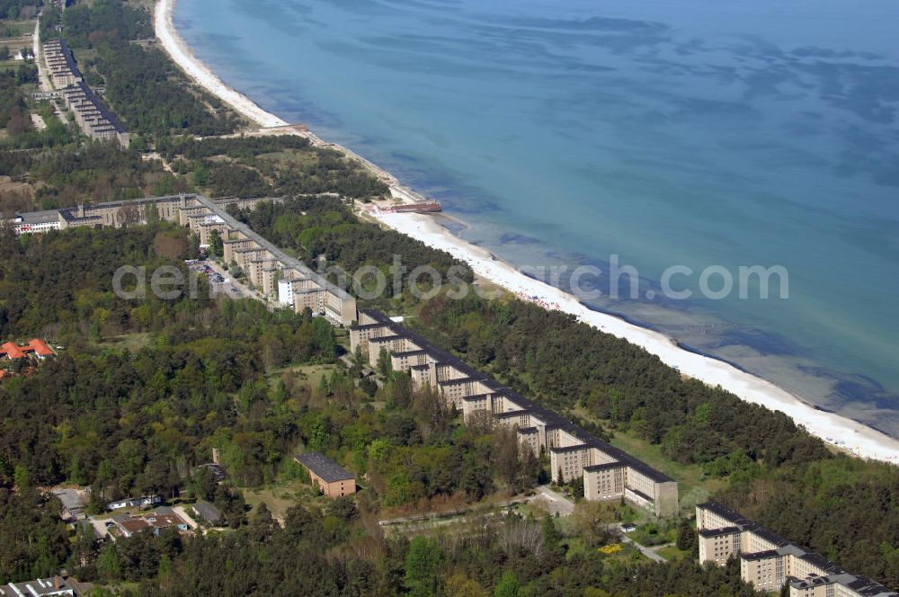 Ostseebad Prora from the bird's eye view: Blick auf den „Koloss von Prora“ die 18m-Modellanlage KdF-Seebad Prora. Am 2. Mai 1936 fand die Grundsteinlegung des 1. von insgesamt 5 an der Nord und Ostseeküste geplanten Seebäder der 20.000 in Pora auf Rügen statt. Im November 1936 begannen 9 Baukonzerne und 48 Baufirmen mit ca. 5000 Arbeiter die Bauausführung, im Oktober 1938 konnte bereits Richtfest für das erste 500 m lange Unterkunftshaus gefeiert werden. Mit Kriegsbeginn 1939 wurden die Arbeiten auf der riesigen Großbaustelle stillgelegt. Nach 1945 wurden Teile des rohbauferigen KdF - Seebades demontiert und Abschnitte des Nordflügels von sowjetischen Truppen gesprengt. In den 50er Jahren übernahm die NVA der DDR das riesige Areal und baute es zu einem Militärstandort aus, etwa 10000 Soldaten und Offiziere waren ständig bis zur Auflösung 1990 in Prora kaserniert. Heute sind in dem historischen Gebäudekomplex u.a. folgende Einrichtungen untergebracht: Dokumentationszentrum der Stiftung NEUE KULTUR, das Museum zum Anfassen, KulturKunststatt Prora und die Grafik-Galerie.