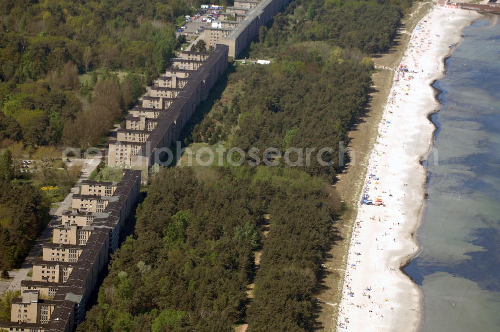 Aerial image Ostseebad Prora - Blick auf den „Koloss von Prora“ die 18m-Modellanlage KdF-Seebad Prora. Am 2. Mai 1936 fand die Grundsteinlegung des 1. von insgesamt 5 an der Nord und Ostseeküste geplanten Seebäder der 20.000 in Pora auf Rügen statt. Im November 1936 begannen 9 Baukonzerne und 48 Baufirmen mit ca. 5000 Arbeiter die Bauausführung, im Oktober 1938 konnte bereits Richtfest für das erste 500 m lange Unterkunftshaus gefeiert werden. Mit Kriegsbeginn 1939 wurden die Arbeiten auf der riesigen Großbaustelle stillgelegt. Nach 1945 wurden Teile des rohbauferigen KdF - Seebades demontiert und Abschnitte des Nordflügels von sowjetischen Truppen gesprengt. In den 50er Jahren übernahm die NVA der DDR das riesige Areal und baute es zu einem Militärstandort aus, etwa 10000 Soldaten und Offiziere waren ständig bis zur Auflösung 1990 in Prora kaserniert. Heute sind in dem historischen Gebäudekomplex u.a. folgende Einrichtungen untergebracht: Dokumentationszentrum der Stiftung NEUE KULTUR, das Museum zum Anfassen, KulturKunststatt Prora und die Grafik-Galerie.