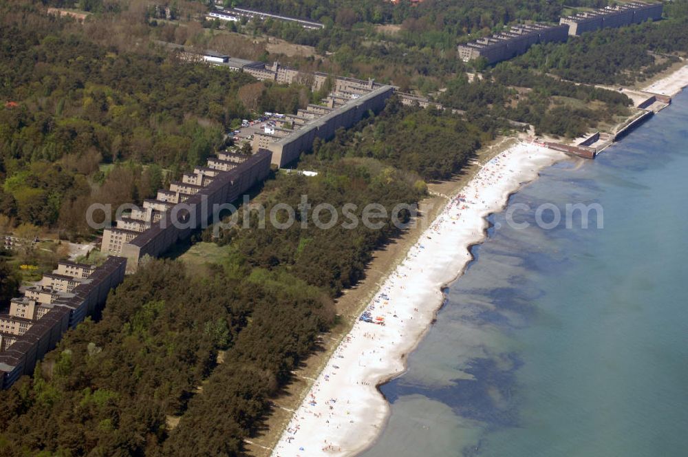 Aerial photograph Ostseebad Prora - Blick auf den „Koloss von Prora“ die 18m-Modellanlage KdF-Seebad Prora. Am 2. Mai 1936 fand die Grundsteinlegung des 1. von insgesamt 5 an der Nord und Ostseeküste geplanten Seebäder der 20.000 in Pora auf Rügen statt. Im November 1936 begannen 9 Baukonzerne und 48 Baufirmen mit ca. 5000 Arbeiter die Bauausführung, im Oktober 1938 konnte bereits Richtfest für das erste 500 m lange Unterkunftshaus gefeiert werden. Mit Kriegsbeginn 1939 wurden die Arbeiten auf der riesigen Großbaustelle stillgelegt. Nach 1945 wurden Teile des rohbauferigen KdF - Seebades demontiert und Abschnitte des Nordflügels von sowjetischen Truppen gesprengt. In den 50er Jahren übernahm die NVA der DDR das riesige Areal und baute es zu einem Militärstandort aus, etwa 10000 Soldaten und Offiziere waren ständig bis zur Auflösung 1990 in Prora kaserniert. Heute sind in dem historischen Gebäudekomplex u.a. folgende Einrichtungen untergebracht: Dokumentationszentrum der Stiftung NEUE KULTUR, das Museum zum Anfassen, KulturKunststatt Prora und die Grafik-Galerie.