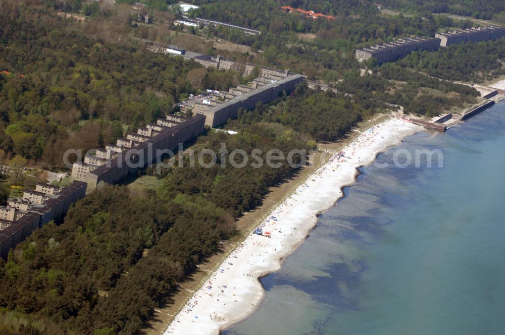 Ostseebad Prora from above - Blick auf den „Koloss von Prora“ die 18m-Modellanlage KdF-Seebad Prora. Am 2. Mai 1936 fand die Grundsteinlegung des 1. von insgesamt 5 an der Nord und Ostseeküste geplanten Seebäder der 20.000 in Pora auf Rügen statt. Im November 1936 begannen 9 Baukonzerne und 48 Baufirmen mit ca. 5000 Arbeiter die Bauausführung, im Oktober 1938 konnte bereits Richtfest für das erste 500 m lange Unterkunftshaus gefeiert werden. Mit Kriegsbeginn 1939 wurden die Arbeiten auf der riesigen Großbaustelle stillgelegt. Nach 1945 wurden Teile des rohbauferigen KdF - Seebades demontiert und Abschnitte des Nordflügels von sowjetischen Truppen gesprengt. In den 50er Jahren übernahm die NVA der DDR das riesige Areal und baute es zu einem Militärstandort aus, etwa 10000 Soldaten und Offiziere waren ständig bis zur Auflösung 1990 in Prora kaserniert. Heute sind in dem historischen Gebäudekomplex u.a. folgende Einrichtungen untergebracht: Dokumentationszentrum der Stiftung NEUE KULTUR, das Museum zum Anfassen, KulturKunststatt Prora und die Grafik-Galerie.