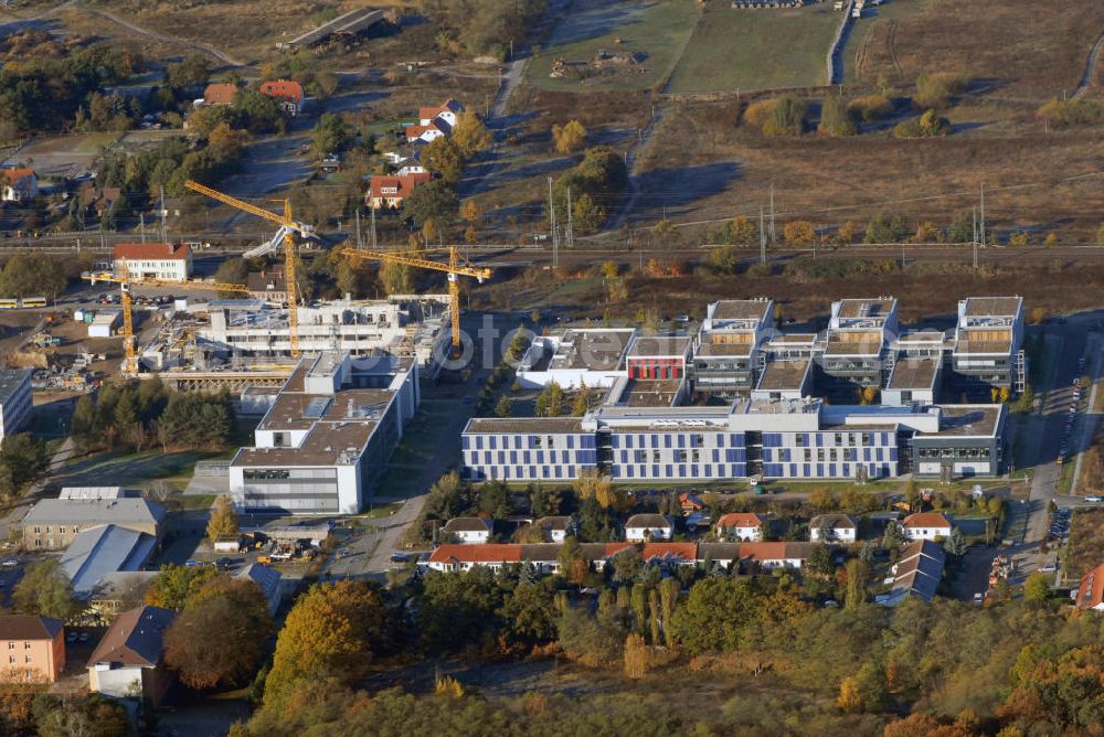 Aerial image - Blick auf den Komplex II Golm der Universität Potsdam und den Bau des Instituts für Physik und Astronomie. Die Gebäude auf der rechten Seite sind die Institute für Biochemie und Biologie, links ist das Institut für Geowissenschaften und dahinter befindet sich das Institut für Physik und Astronomie im Bau. Kontakt: Universität Potsdam, Am Neuen Palais 10 14469 Potsdam, Tel. +49(0)331 977 0, Fax +49(0)331 972163, Email: presse@uni-potsdam.de; Universität Potsdam Mathematisch- Naturwissenschaftliche Fakultät Komplex II, Karl-Liebknecht Straße 24-25 Haus 14 14476 Golm, Tel. +49(0)331 977 2960, Fax +49(0)331 977 2097, Email: mnfakul@uni-potsdam.de; Ermel Horinek Weber ASPLAN Architekten BDA Gesellschaft des Bürgerlichen Rechts, Fischerstraße 11 67655 Kaiserslautern, Tel. +49(0)631 36232 0, Fax +49(0)631 36232 99, Email: kl@asplan.de