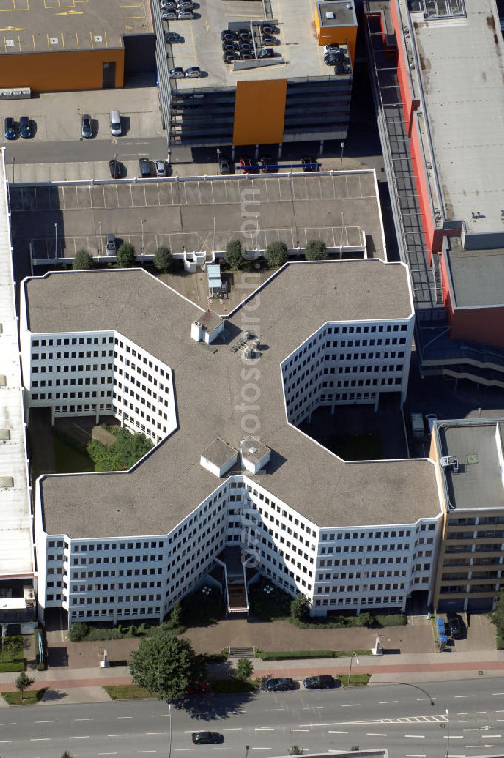 Hamburg from the bird's eye view: Blick auf die Konzernhalle der Jungheinrich AG in Hamburg. Die Jungheinrich AG gehört zu den weltweit vier größten Anbietern im Bereich Lager-, Flurförderzeug- und Materialflusstechnik. Das Logistikunternehmen ist in der Lagertechnik führend in Europa und bietet seit 1953 Produkte und Dienstleistungen im Bereich der Lagerlogistik an. Kontakt: Jungheinrich AG, Am Stadtrand 35, 22047 Hamburg, Tel.: +49(0)40 6948 0, Fax: +49(0)40 6948 1777, Achim Walder: