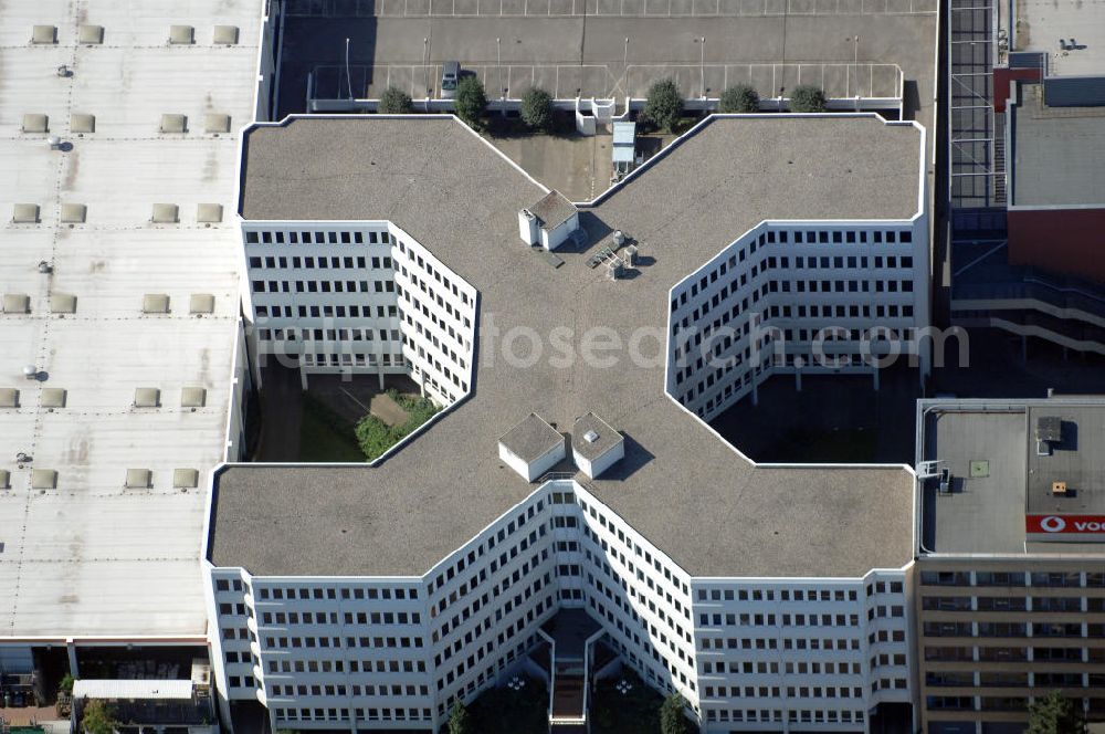 Aerial image Hamburg - Blick auf die Konzernhalle der Jungheinrich AG in Hamburg. Die Jungheinrich AG gehört zu den weltweit vier größten Anbietern im Bereich Lager-, Flurförderzeug- und Materialflusstechnik. Das Logistikunternehmen ist in der Lagertechnik führend in Europa und bietet seit 1953 Produkte und Dienstleistungen im Bereich der Lagerlogistik an. Kontakt: Jungheinrich AG, Am Stadtrand 35, 22047 Hamburg, Tel.: +49(0)40 6948 0, Fax: +49(0)40 6948 1777, Achim Walder: