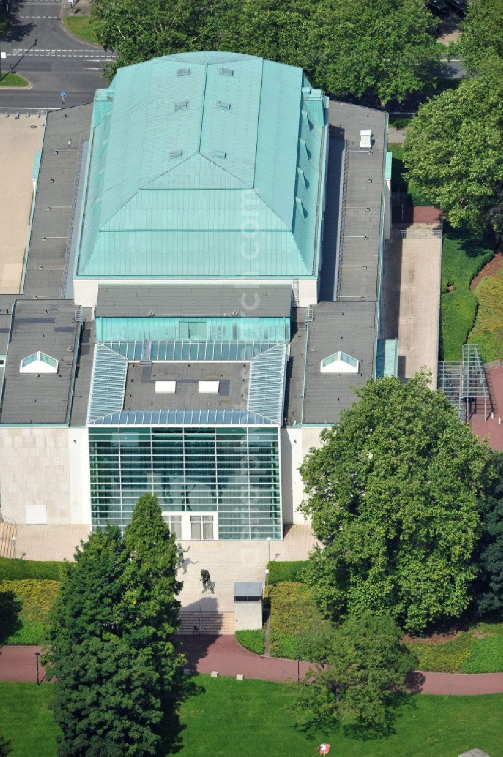 Aerial photograph Essen - View of the concert hall Saalbau at the edge of the garden city in the state of North Rhine-Westphalia. Today it is headquarters of the Philharmonic Essen. The building, as it stands today, was after the end of the Second World War, in the years 1949 to 1954, built in the sober style. The most striking external feature was and is the mansard roof clad with copper