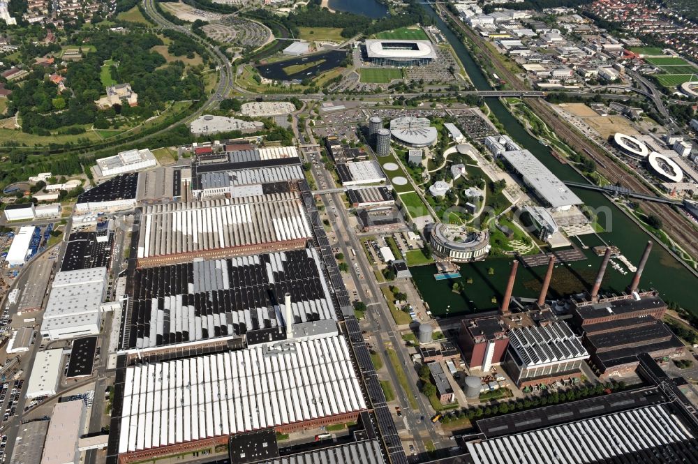 Wolfsburg from the bird's eye view: View of the power plant of Volkswagen factory in Wolfsburg. Supplied by Volkswagen AG and managed by the subsidiary Volkswagen Kraftwerk GmbH, the cogeneration plant supplies the seat and the adjacent Autostadt of the Volkswagen AG with electricity and heat as well as the city of Wolfsburg with district heating