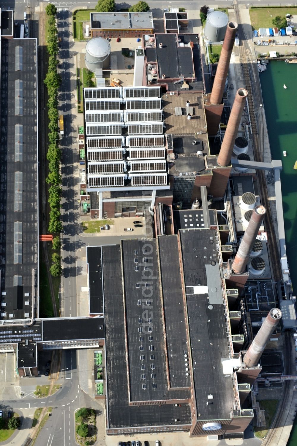 Aerial photograph Wolfsburg - View of the power plant of Volkswagen factory in Wolfsburg. Supplied by Volkswagen AG and managed by the subsidiary Volkswagen Kraftwerk GmbH, the cogeneration plant supplies the seat and the adjacent Autostadt of the Volkswagen AG with electricity and heat as well as the city of Wolfsburg with district heating