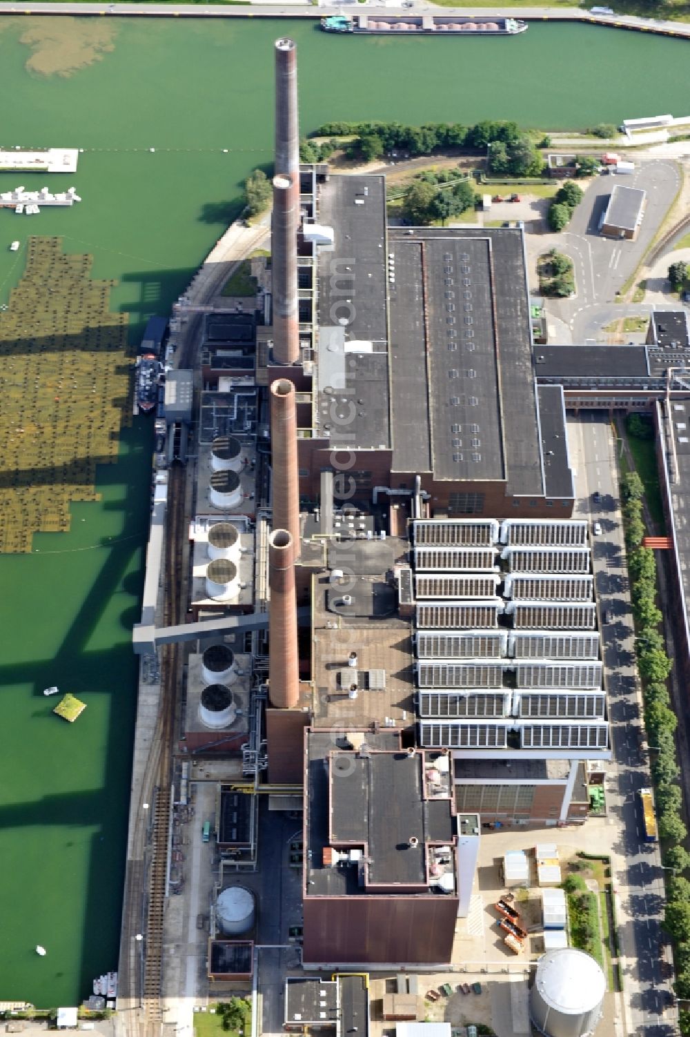 Wolfsburg from above - View of the power plant of Volkswagen factory in Wolfsburg. Supplied by Volkswagen AG and managed by the subsidiary Volkswagen Kraftwerk GmbH, the cogeneration plant supplies the seat and the adjacent Autostadt of the Volkswagen AG with electricity and heat as well as the city of Wolfsburg with district heating