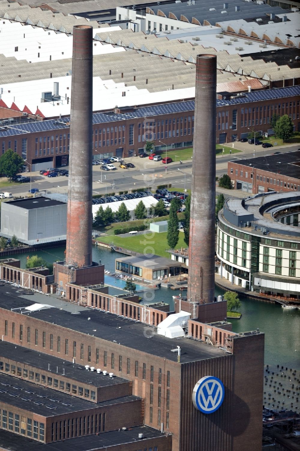 Aerial photograph Wolfsburg - View of the power plant of Volkswagen factory in Wolfsburg. Supplied by Volkswagen AG and managed by the subsidiary Volkswagen Kraftwerk GmbH, the cogeneration plant supplies the seat and the adjacent Autostadt of the Volkswagen AG with electricity and heat as well as the city of Wolfsburg with district heating