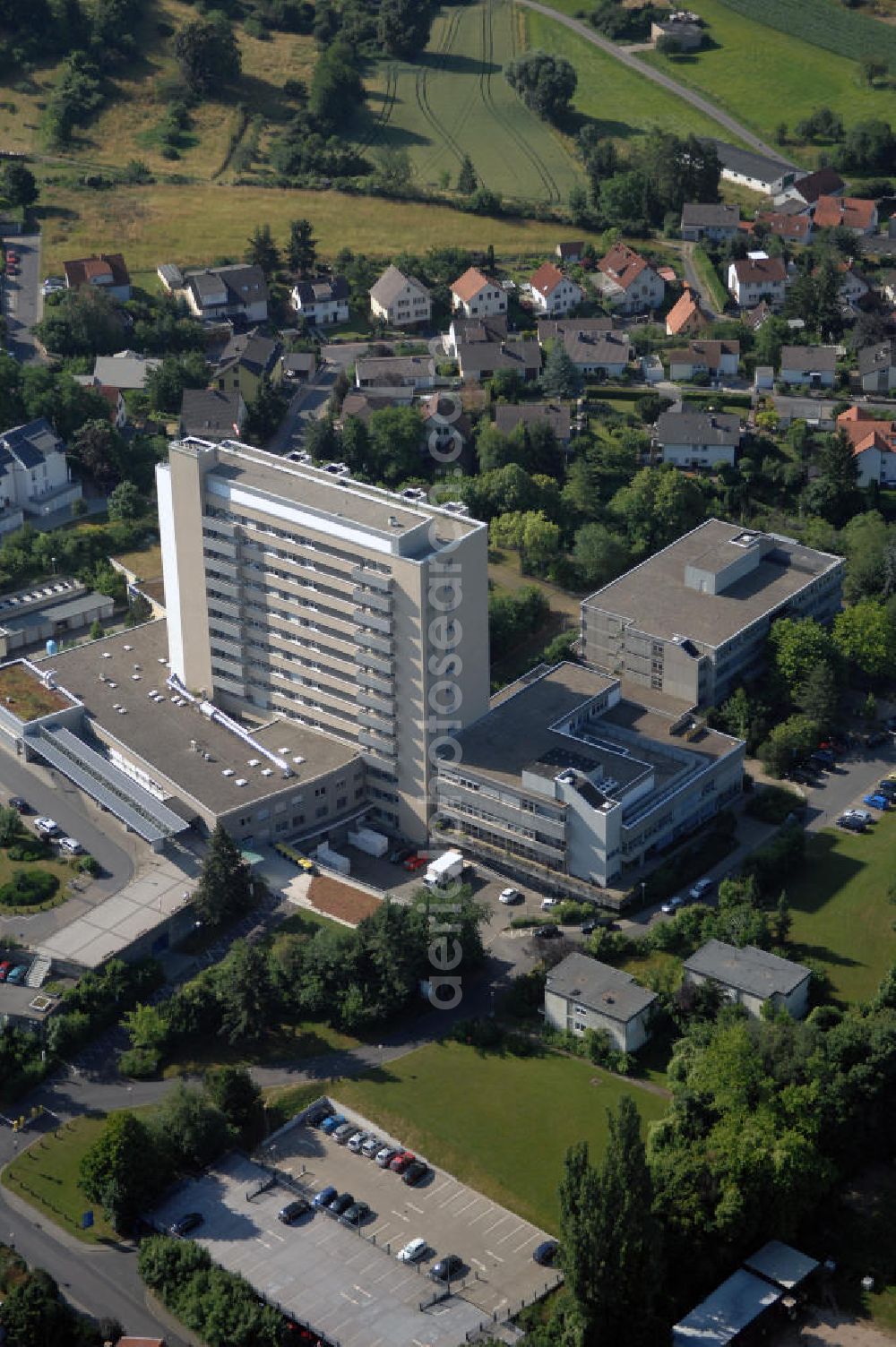 Groß-Umstadt from above - Blick auf die Kreisklinik in Groß-Umstadt. Es ist ein Krankenhaus der Grund- und Regelversorgung. Es wurde 1968 in Betrieb genommen und stellt 289 Betten bereit. Adresse: Krankenhausstr.11, 64823 Groß-Umstadt, Tel. +49 (0)6078 79 0, Fax +49 (0)6078 79 349, Email betriebleitung@kreiskliniken-dadi.de